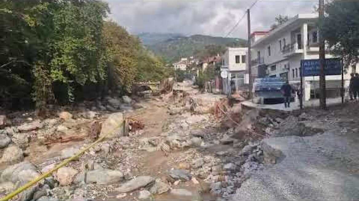 Κατεστραμμένη η οδός Ιωλκού στον Βόλο