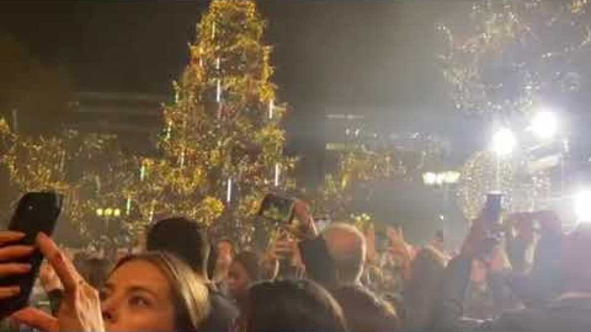 Ανάβει στο Σύνταγμα το χριστουγεννιάτικο δέντρο της Αθήνας