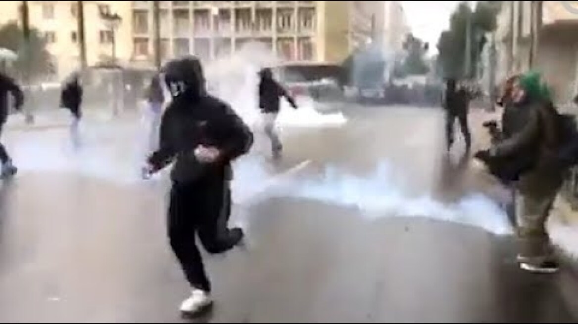 Δείτε τα επεισόδια  που ξέσπασαν έξω από το υπουργείο Εσωτερικών στη Σταδίου