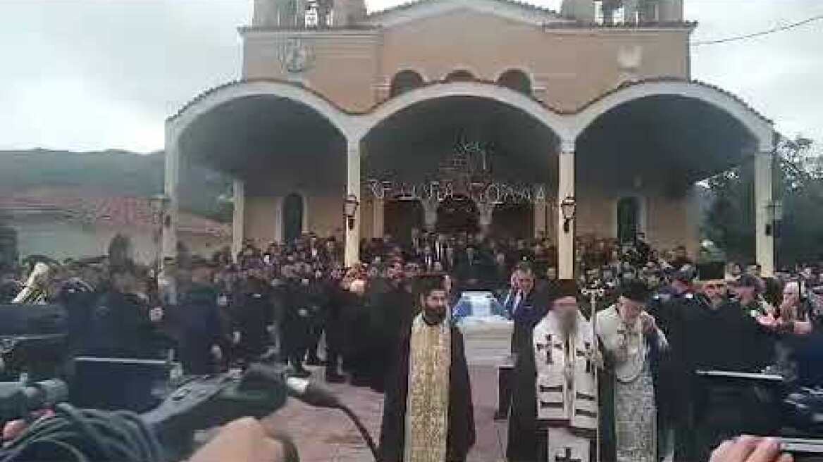 Οδύνη στο τελευταίο αντίο στον 29χρονο αστυνομικό που σκοτώθηκε σε καταδίωξη στον Ασπρόπυργο