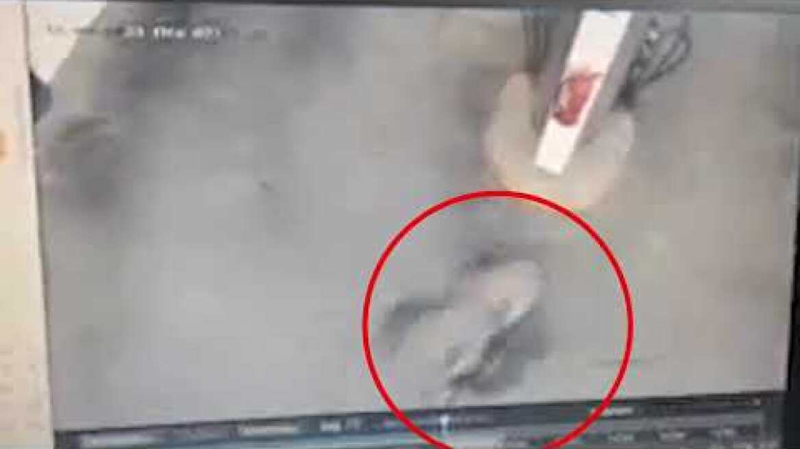 Βίντεο – ντοκουμέντο: O δράστης μετά την ομηρία στα ΕΛΤΑ τρέχει να φύγει με το όπλο στο χέρι