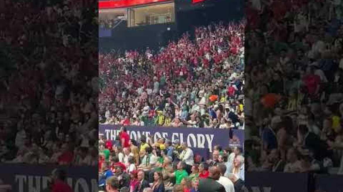 Οι φίλαθλοι του ολυμπιακού ξεσηκώνουν το στάδιο