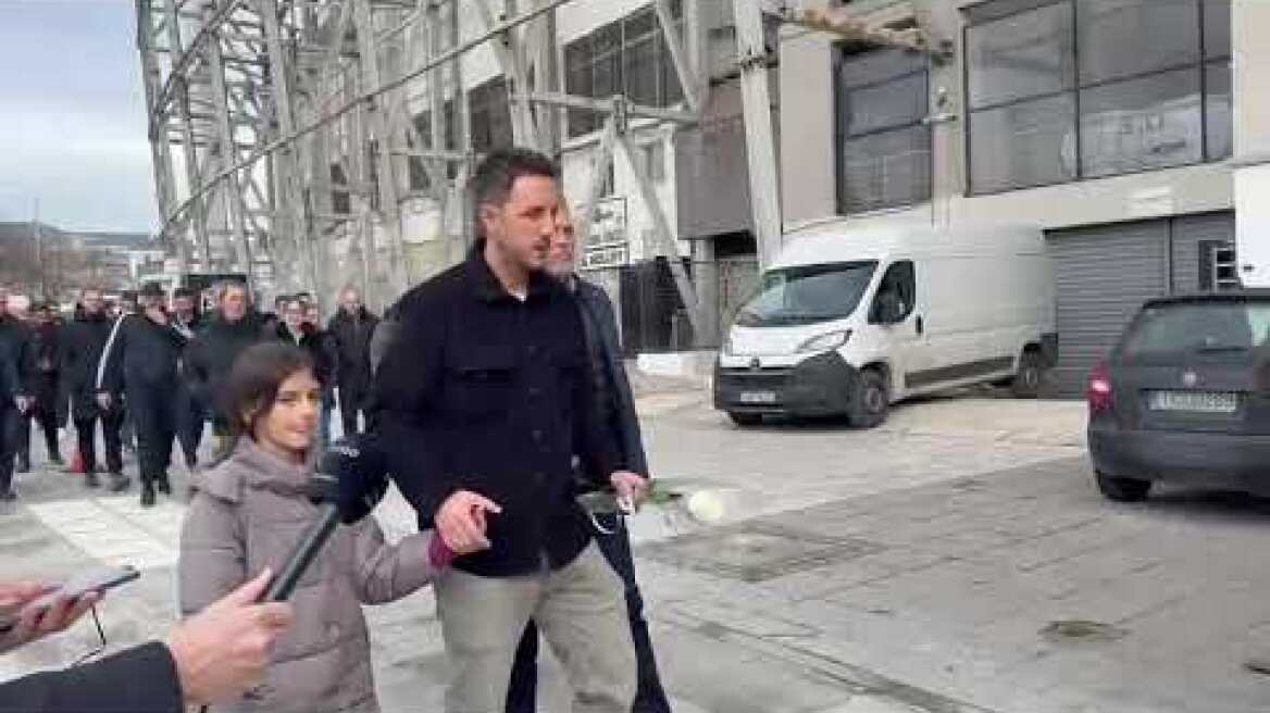 Άνθρωποι του Άρη Άφησαν λουλούδια στο μνημείο που έχει στηθεί έξω από το γήπεδο στη θύρα ένα