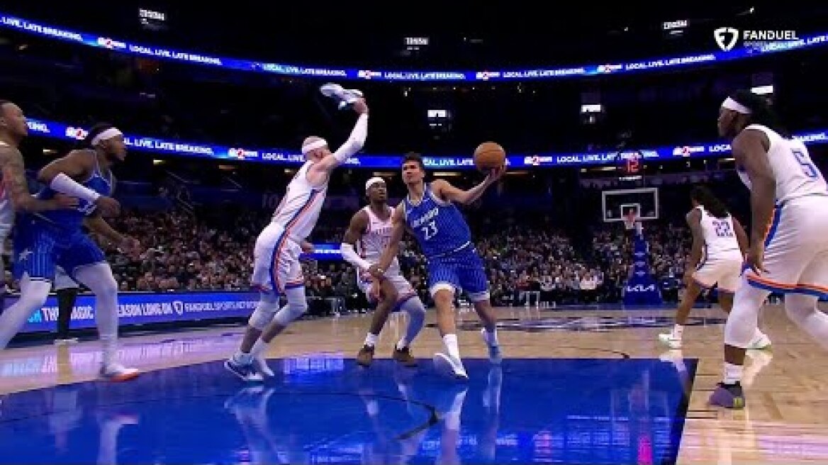 😂 Alex Caruso T'd up for using his shoe to block a shot attempt | NBA on ESPN