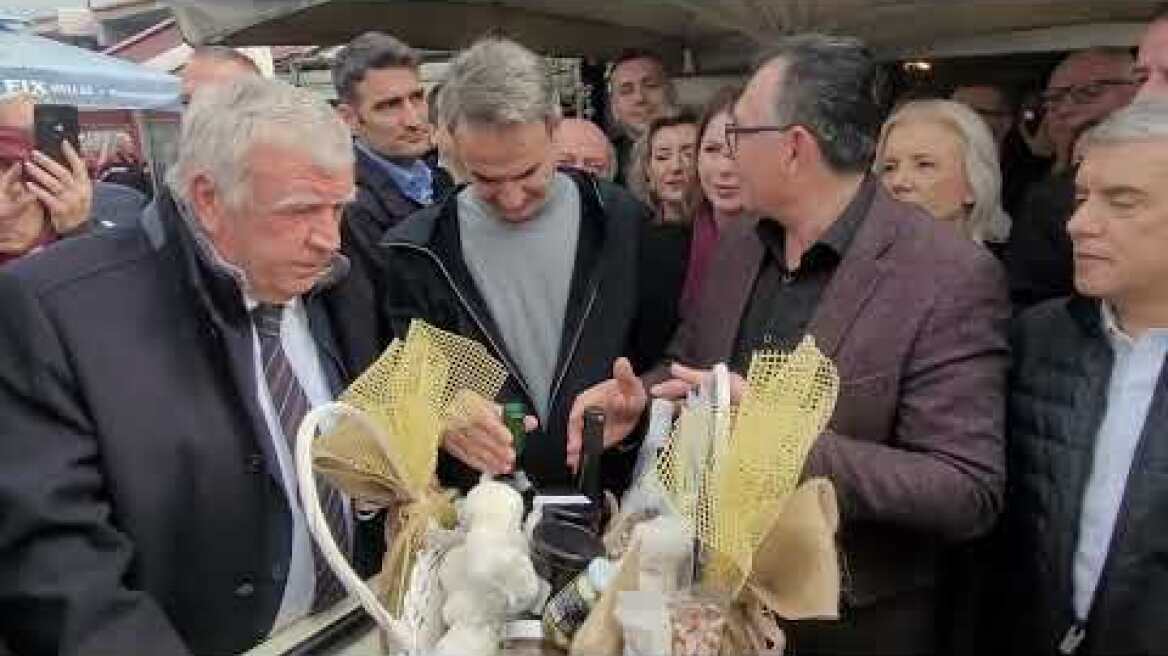 Προσφορά κρασιού και σκόρδων στον Κυριάκο Μητσοτάκη