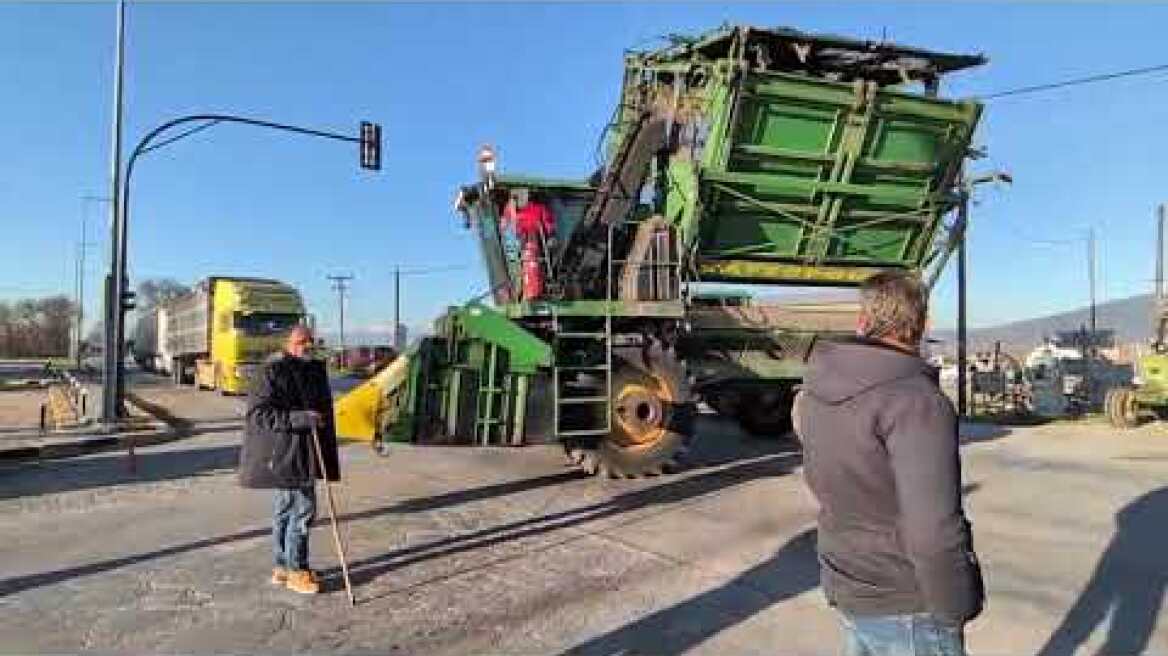 Μπλόκο αγροτών στην παλαιά εθνική Οδό Βόλου - Λάρισας