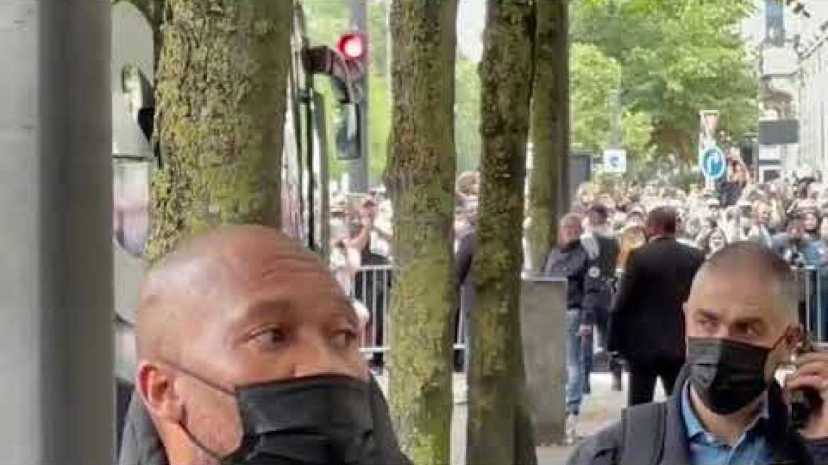 Psg fans outside Paris stadium before match against reims
