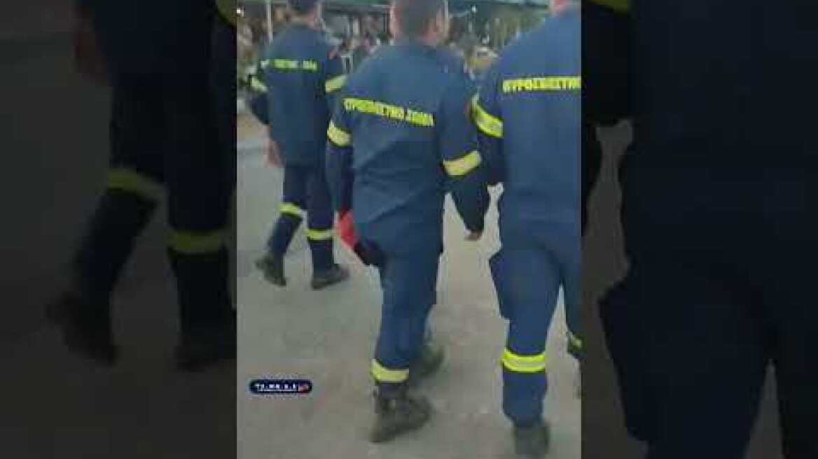 Κως: Κάτοικοι χειροκροτούν τους δασοκομάντος μετά τη μάχη με τις φλόγες στα Καρδάμαινα