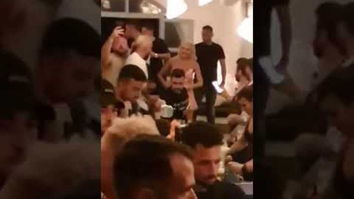 Η Αλεξάνδρα Παναγιώταρου «τρέλανε» με τον χορό της τους θαμώνες σε μπαρ της Μυκόνου