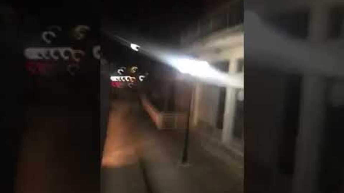 Συγκινητικό βίντεο. Κάτοικοι στις Καστανιές Έβρου χειροκροτούν τους αστυνομικούς των ΜΑΤ