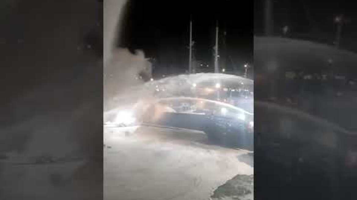 Φωτιά σε σκάφη στη Μαρίνα Ζέας (1)