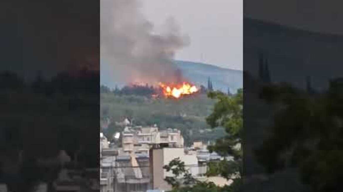 Φωτιά στο Ψυχικό κοντά σε σπίτια