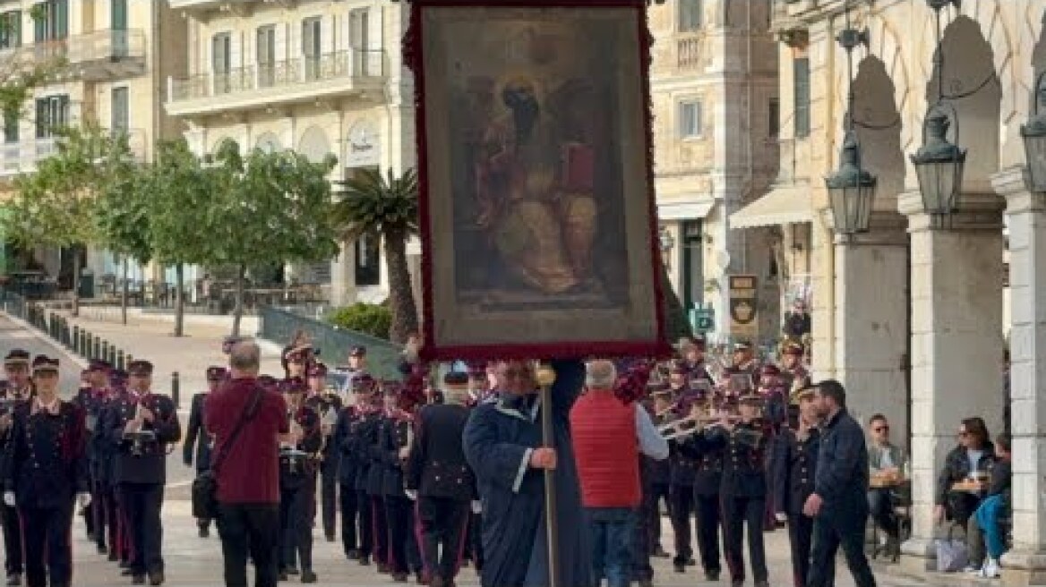 Περιφορά αναστάσιμης εικόνας στην Κέρκυρα 