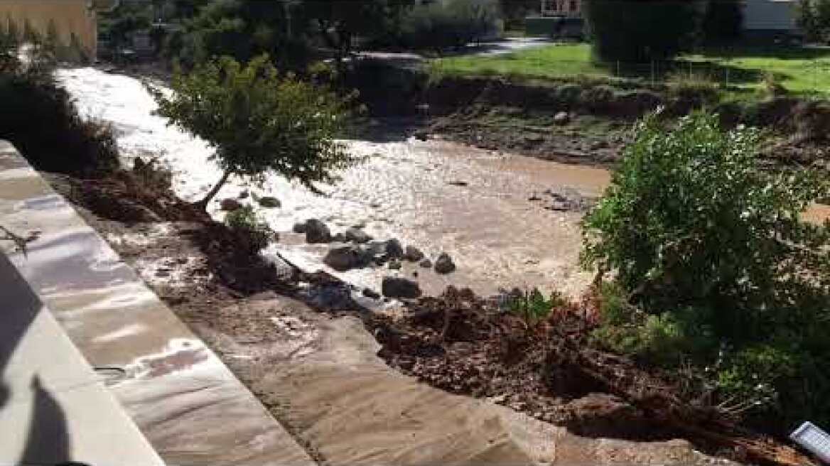 Βίντεο από τα μπαλκόνια των σπιτιών περνάει το ρέμα