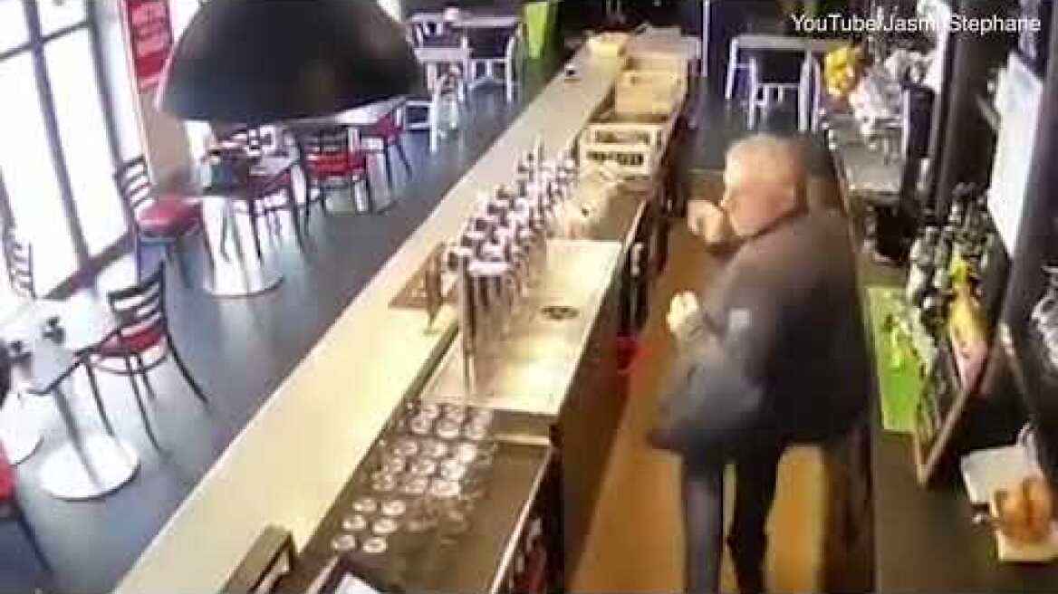 Άλογο κούρσας εισβάλλει σε μπαρ και προκαλεί τον «κακό χαμό»