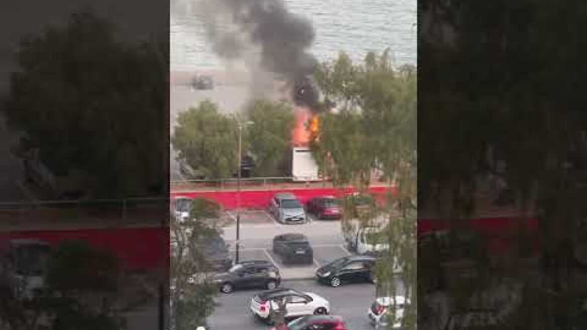 Μικρολίμανο: Μεγάλη φωτιά σε σταθμευμένο όχημα