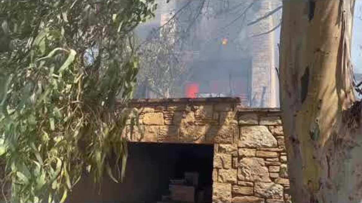 Φωτιά στην Πεντέλη - Διώνη οδος Ιωάννου Αλβανού