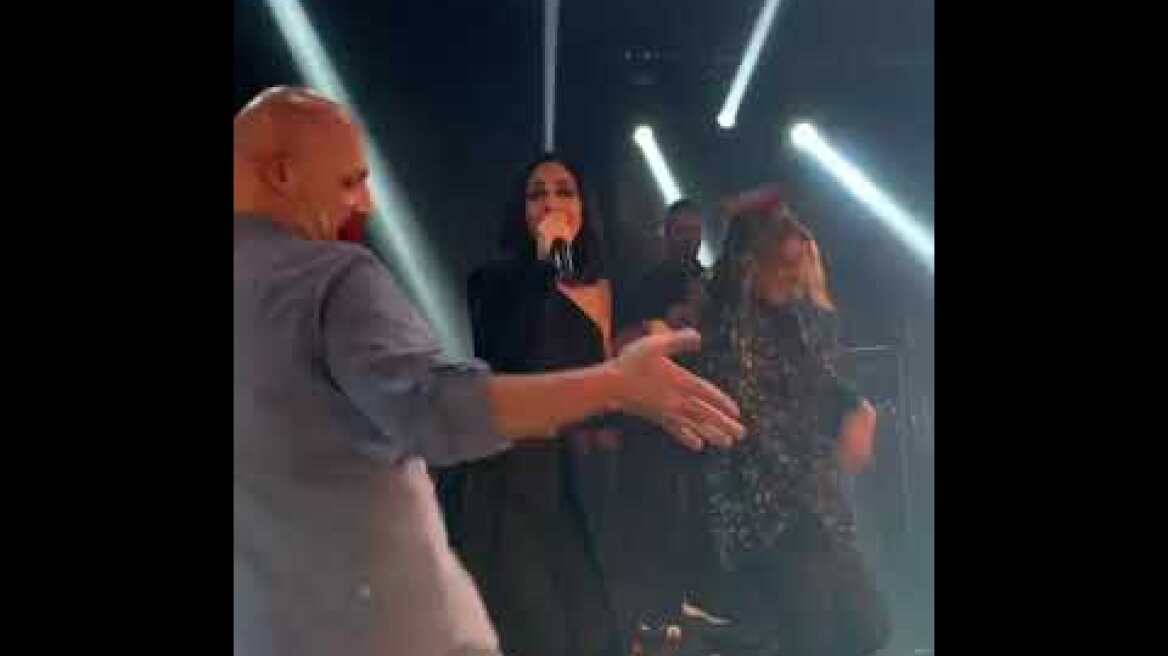 Ο Νίκος Μουτσινάς διασκέδασε στην Λένα Ζευγαρά