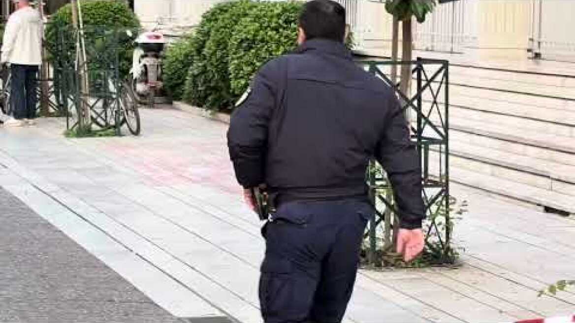 Συναγερμός για ύποπτο μηχανάκι έξω από το Δικαστικό Μέγαρο Λάρισας