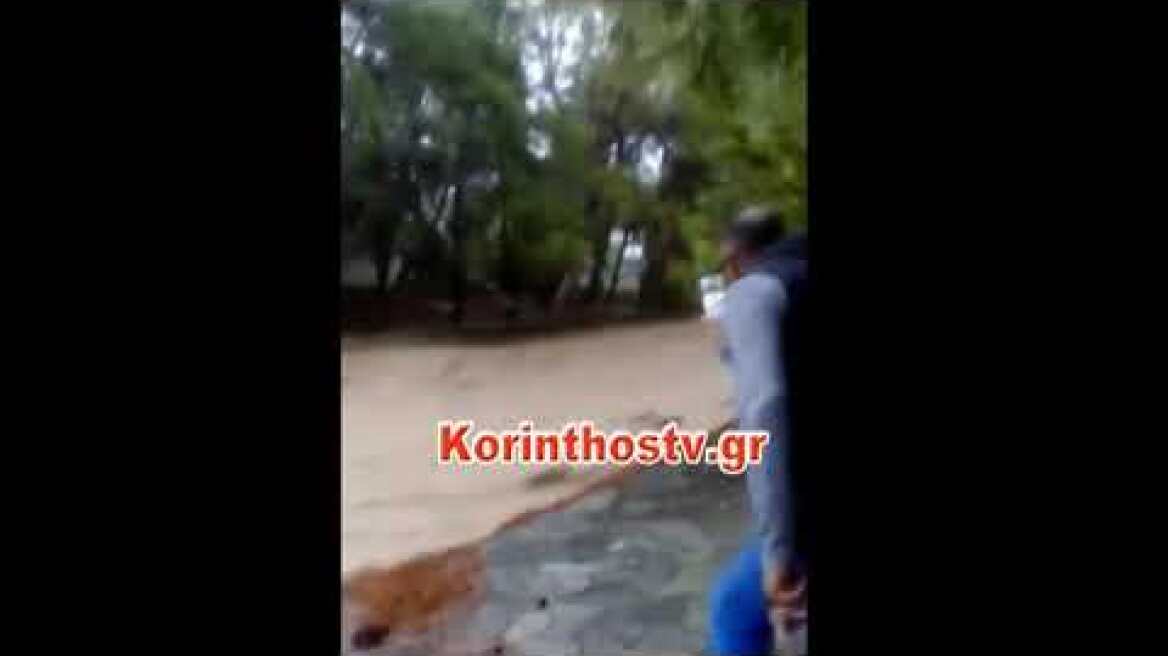 Συγκλονιστικό Βίντεο από το Κιάτο: Τα ορμητικά νερά του ποταμού παρασύρουν αυτοκίνητο