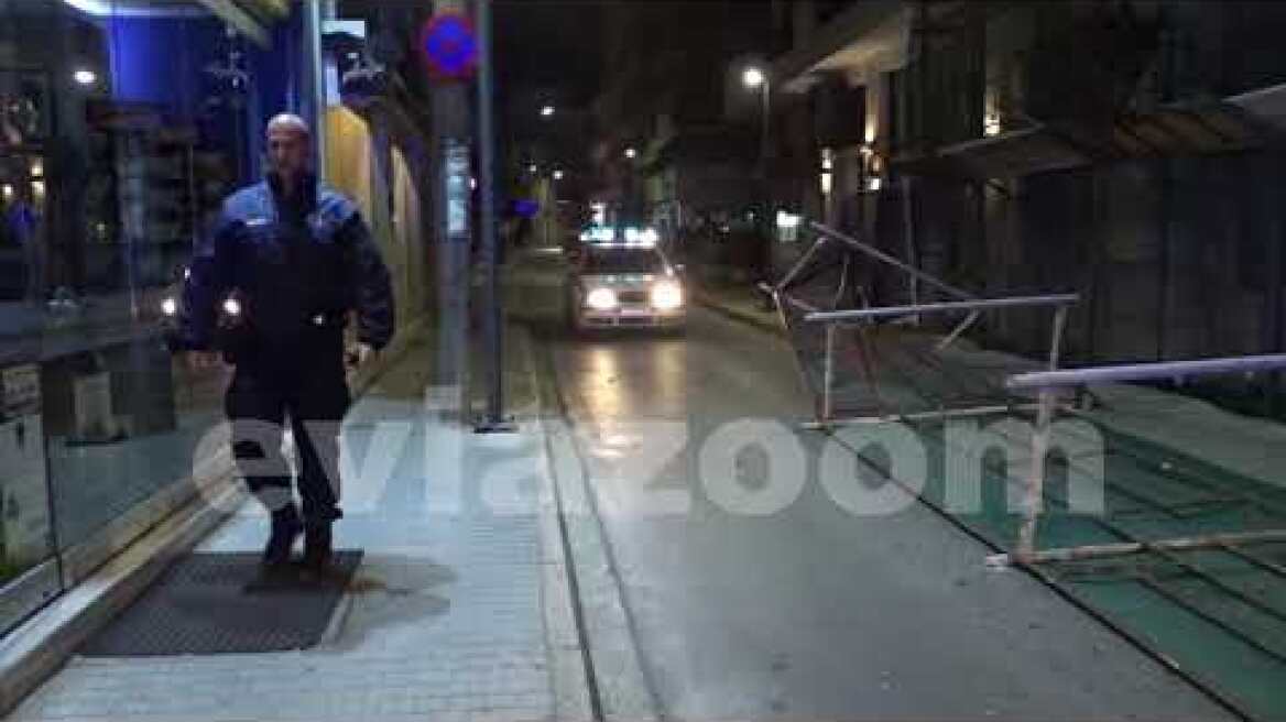 EviaZoom.gr - Χαλκίδα: Κατέρρευσε σκαλωσιά και έκλεισε τον δρόμο!