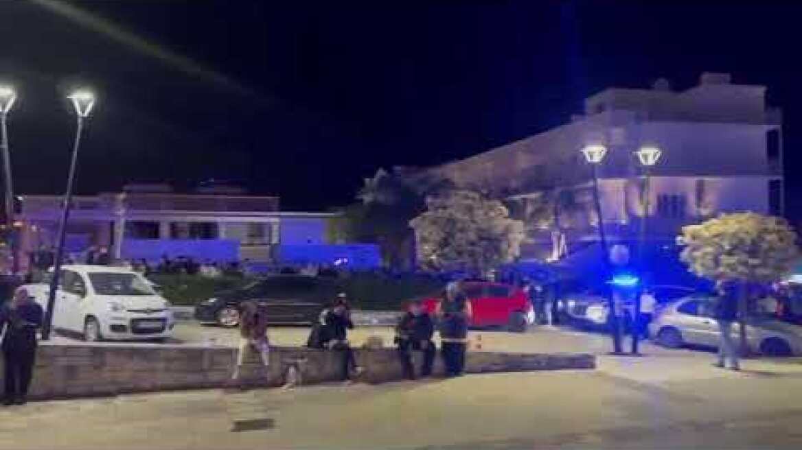 Κεφαλονιά: Κάτοικοι του νησιού συγκεντρωμένοι έξω από τα δικαστήρια (1)