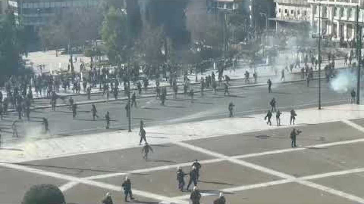 Ξεκίνησαν επεισόδια οι κουκουλοφόροι στο Σύνταγμα - Boυλή