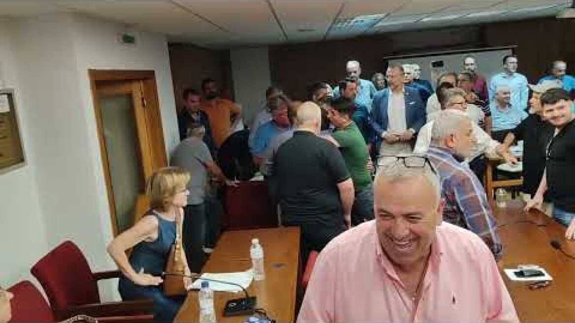 Χάος... πιάστηκαν στα χέρια στο ΔΣ Κορινθίων... Ποιος π...... το είπε