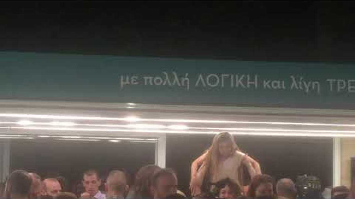 Η Αλεξία Μπακογιάννη στο περίπτερο του αδερφού της (3)