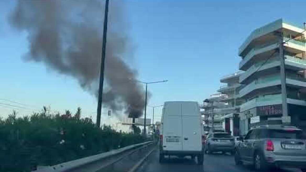 Φωτιά ξέσπασε νωρίς το πρωί σε ΙΧ στον Άλιμο (2)