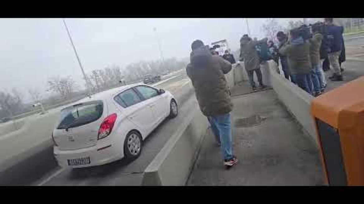 Αγρότες από τον μπλόκο της νίκαιας έφτασαν εδώ στα διόδια του ευαγγελισμού και ανέβασαν τις μπάρες