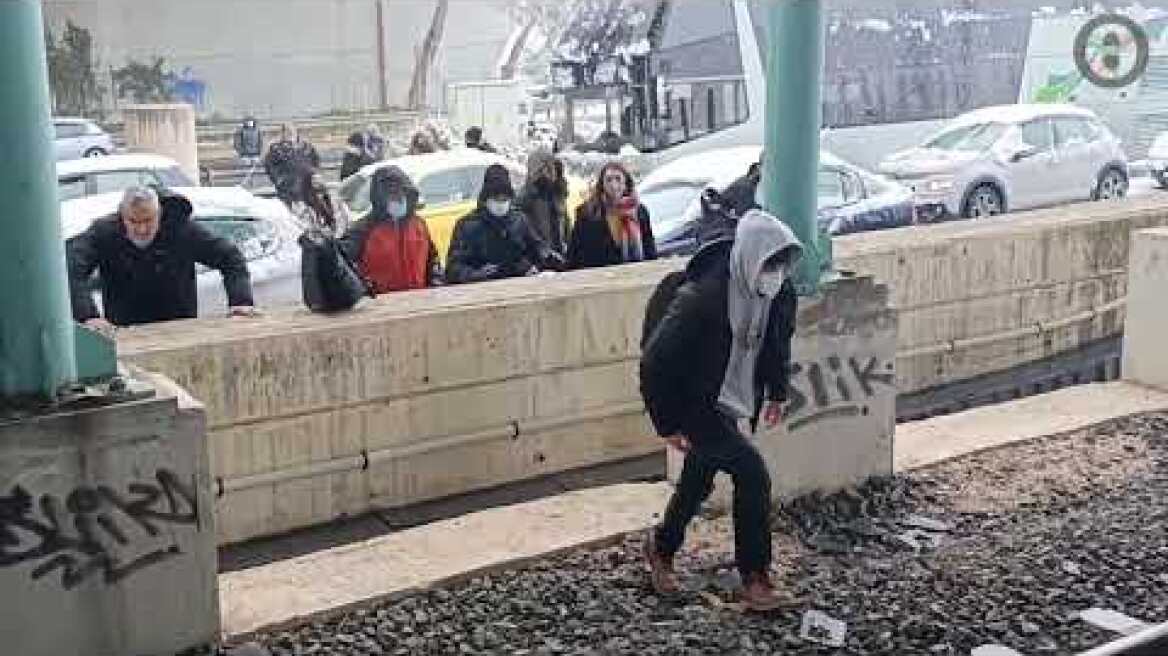 Εικόνες χάους με επιβάτες να πηδάνε στις ράγες στον Προαστιακό!