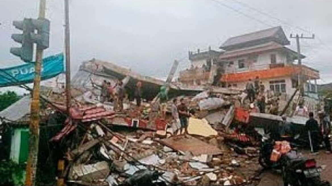 Strong eathquake 6.2 magnitude in Indonesia's Sulawesi kills at least 7 and injures hundreds
