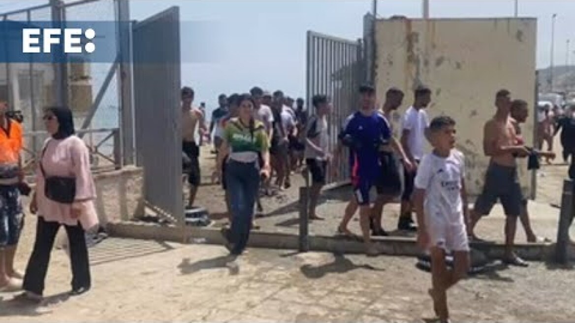 Miles de personas entran desde Marruecos a Ceuta en la mayor crisis migratoria desde 2021