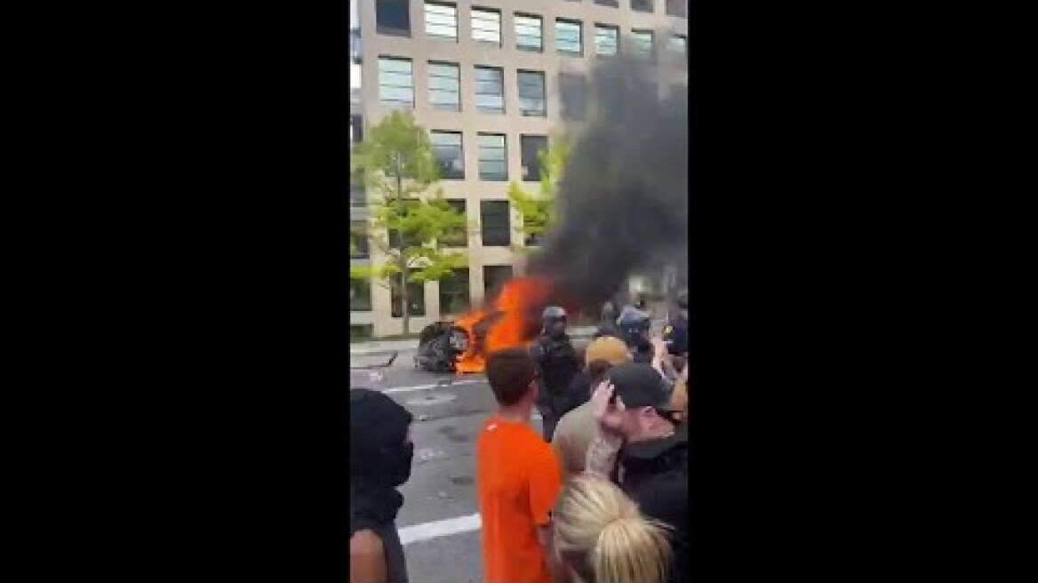 Ο άνδρας ξυλοκοπήθηκε άγρια προτού τελικά τεθεί υπό κράτηση - Γιατί ισχυρίζεται ο ίδιος ότι απείλησε τους διαδηλωτές