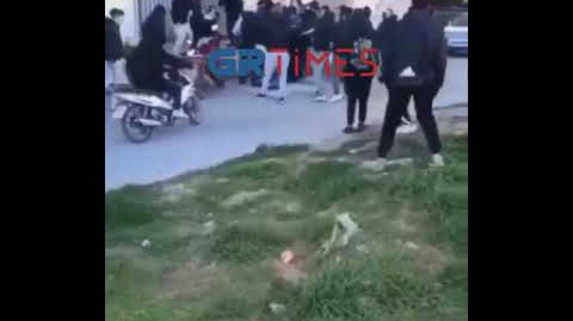 Θεσσαλονίκη: Η στιγμή της επίθεσης έξω από το ΕΠΑΛ Ευόσμου