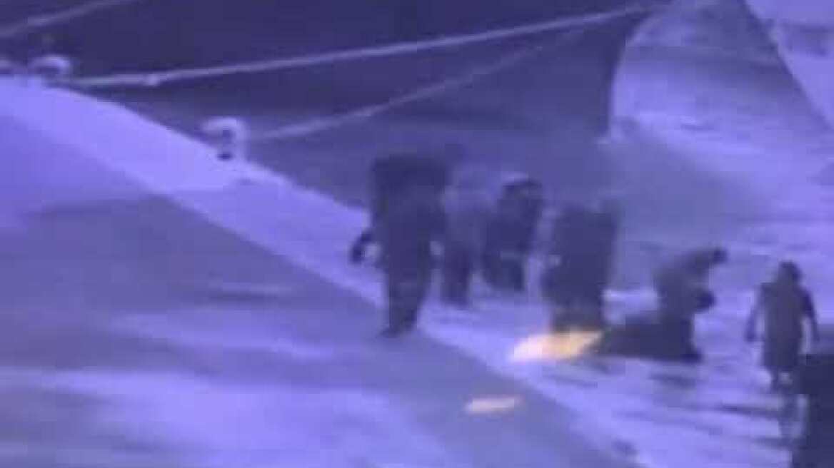 Η στιγμή της διάσωσης των 2 ναυτικών που έπεσαν στη θάλασσα ενώ κάνουν εργασίες στο Speedrunner Jet