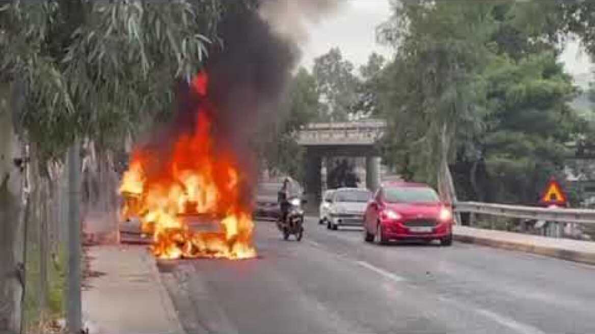 Φωτιά σε αυτοκίνητο στην είσοδο της Λεωφόρου Συγγρού 3