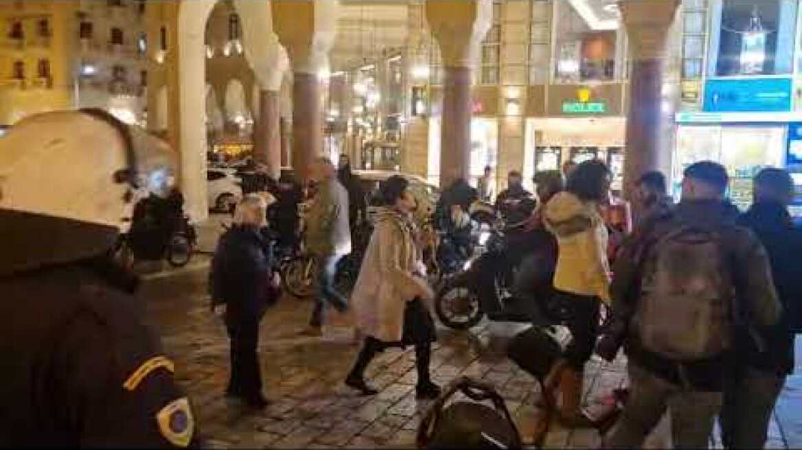 Άτομα έξω από το Ολύμπιον απομακρύνθηκαν από τις δυνάμεις της ΕΛΑΣ