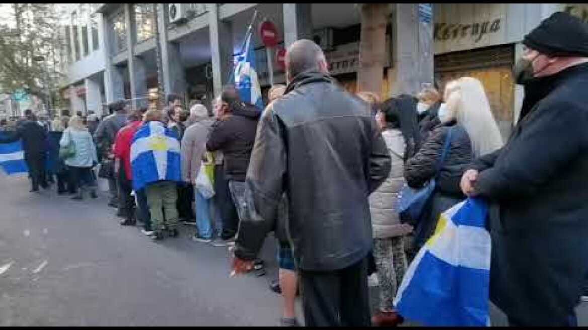Μεγάλη ουρά στο λαϊκό προσκύνημα για τη σορό του τέως βασιλιά Κωνσταντίνου
