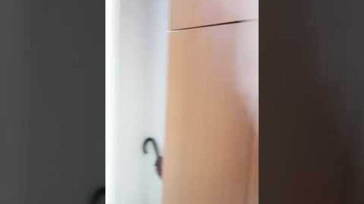 Η στιγμή της επίθεσης στα γραφεία της Athens Voice 4/7/2019