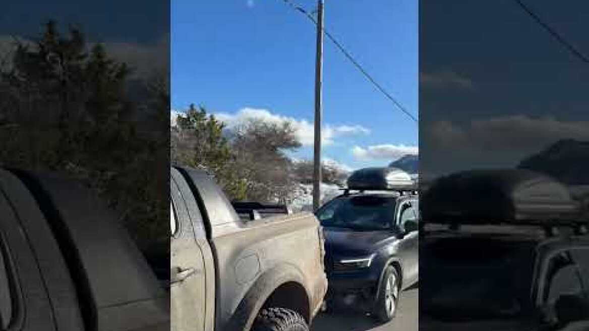 Ουρές χιλιομέτρων και λαοθάλασσα στο χιονοδρομικό κέντρο Τρικάλων Κορινθίας