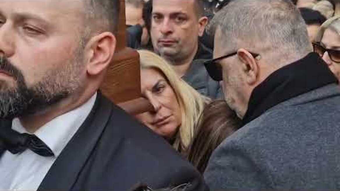 Συγκίνηση στην εξόδιο ακολουθία του Βασίλη Καρρά (1)