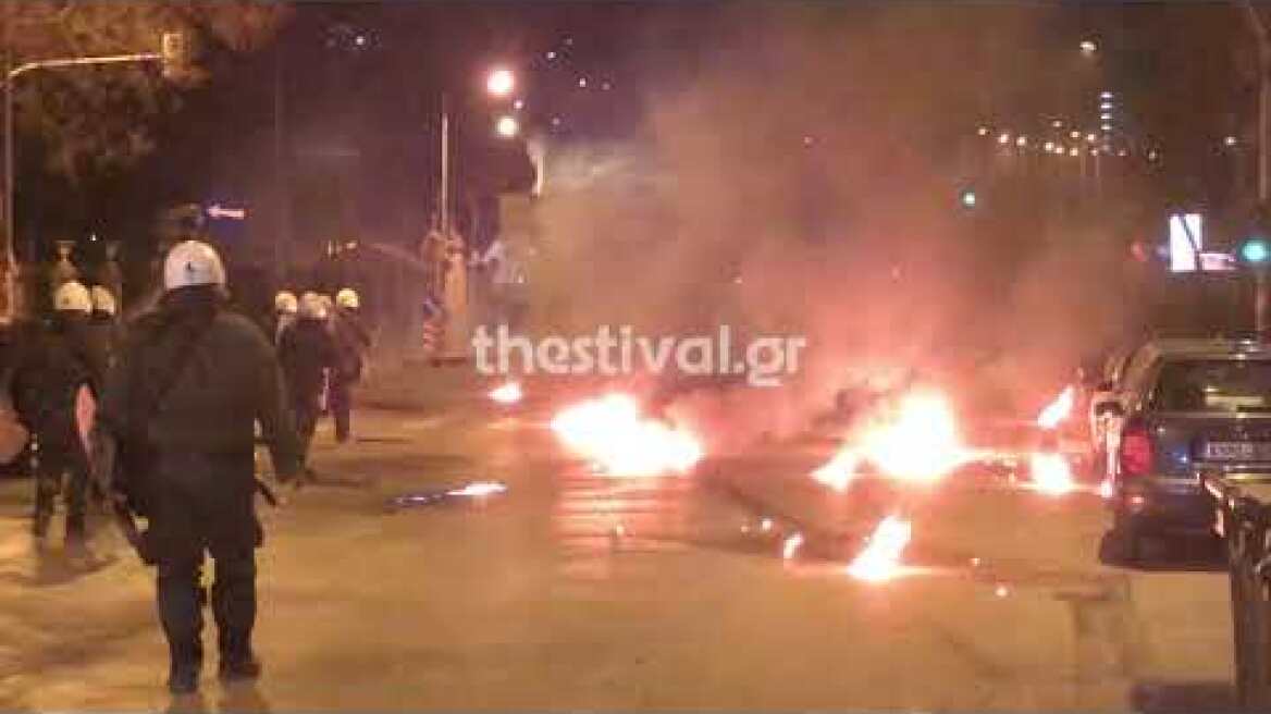 Thestival.gr Μολότοφ και δακρυγόνα στην Αγ. Δημητρίου