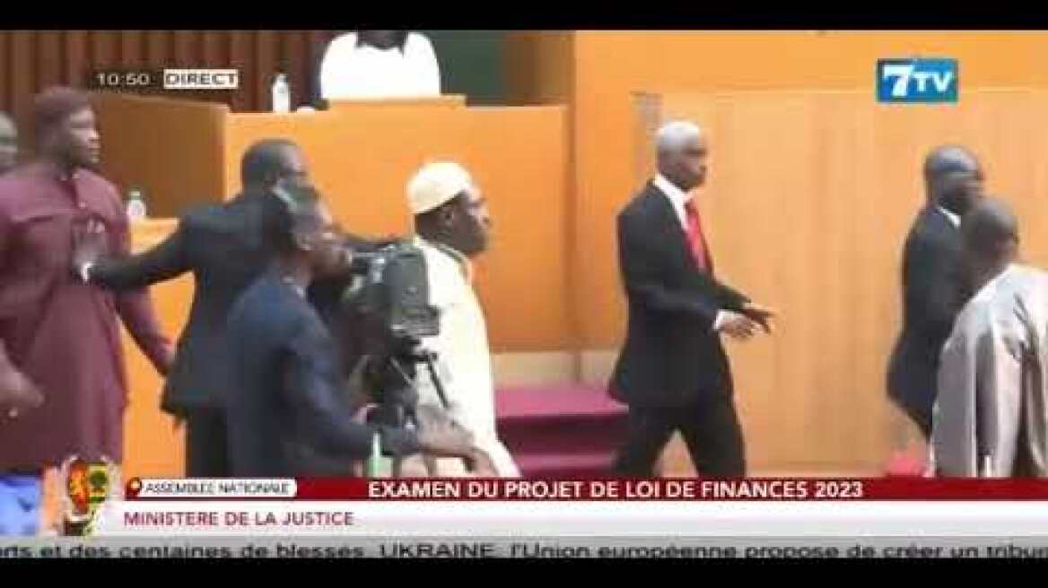 bagarre à l'Assemblée Nationale du Sénégal ce 1er /12/2023... une parlementaire giflée...