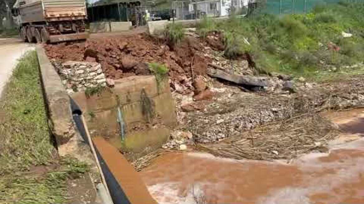 Άνοιξε τρύπα κοντά στη Μαραθώνος (1)