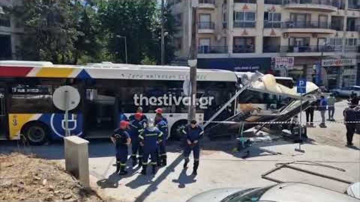 Thestival.gr Λεωφορείο έπεσε σε στάση στα Μετέωρα 
