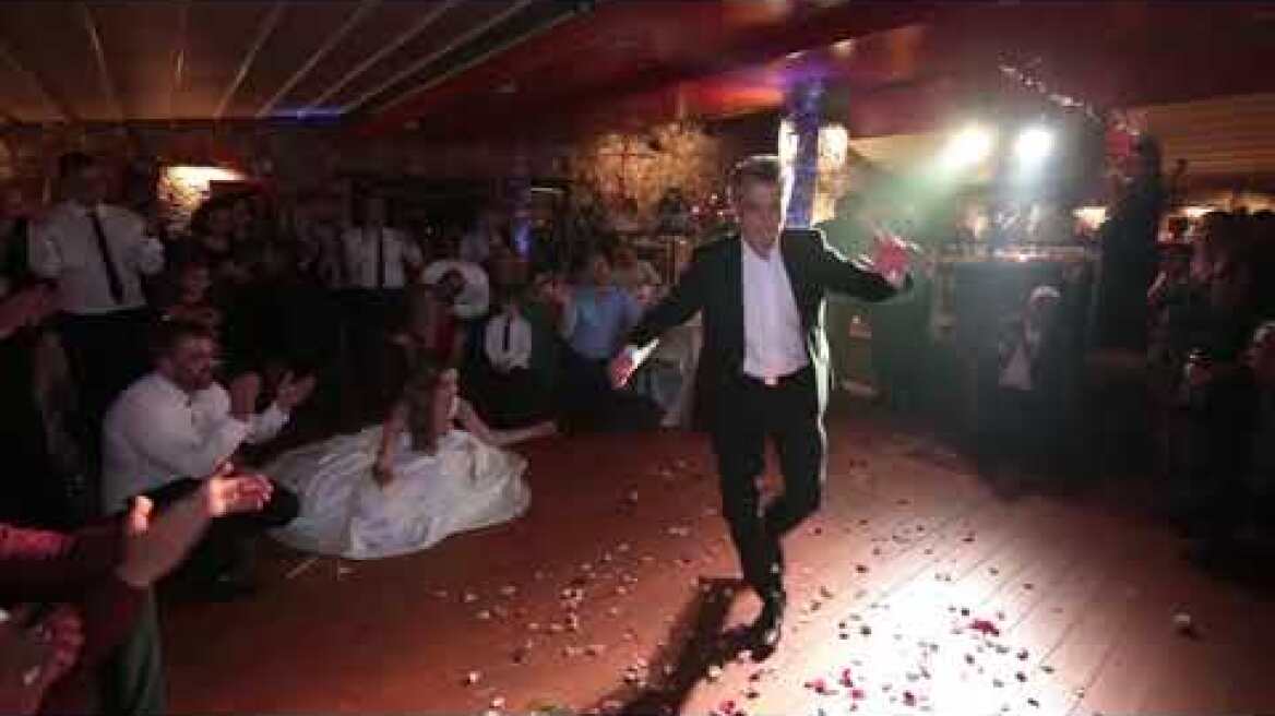 Το ζεϊμπέκικο ενός πατέρα στον γάμο της κόρης του