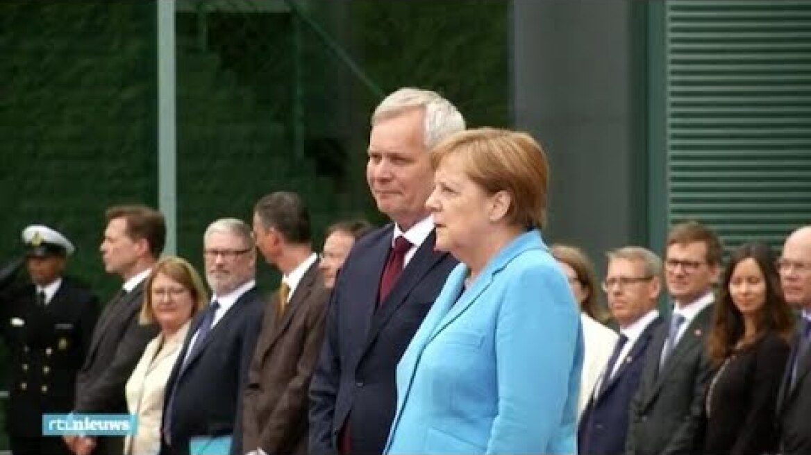 Angela Merkel opnieuw hevig trillend tijdens ceremonie - RTL NIEUWS