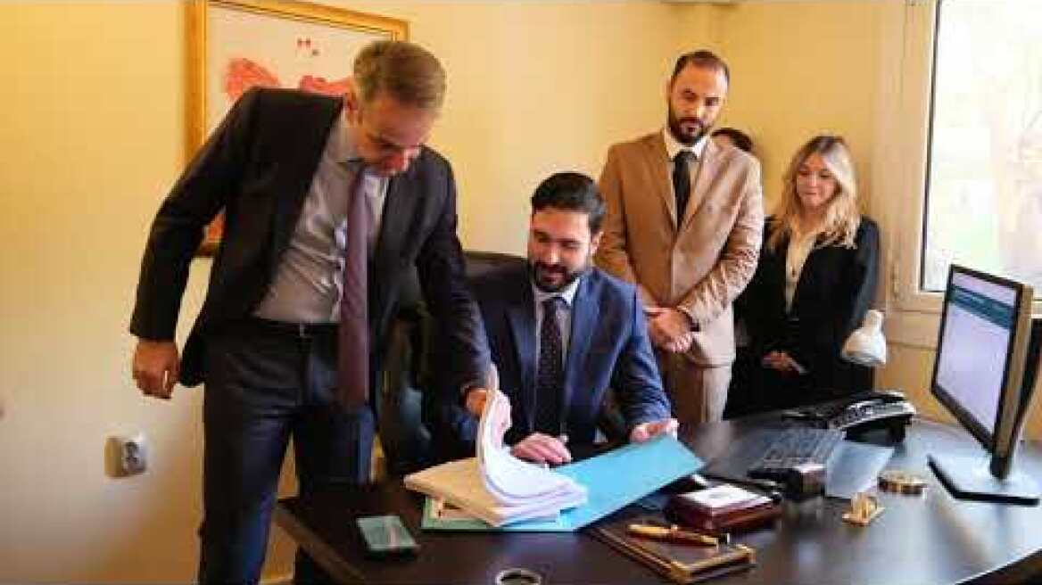 Επίσκεψη Μητσοτάκη σε δικηγορικό γραφείο για παρουσίαση ψηφιακού δικαστικού φακέλου